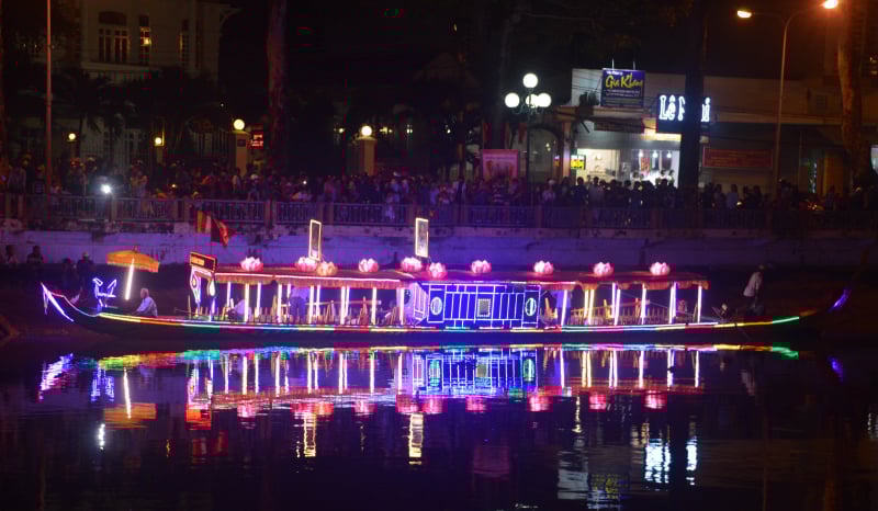 La belleza resplandeciente de los barcos Ca Hau en el festival Ooc Om Boc -1