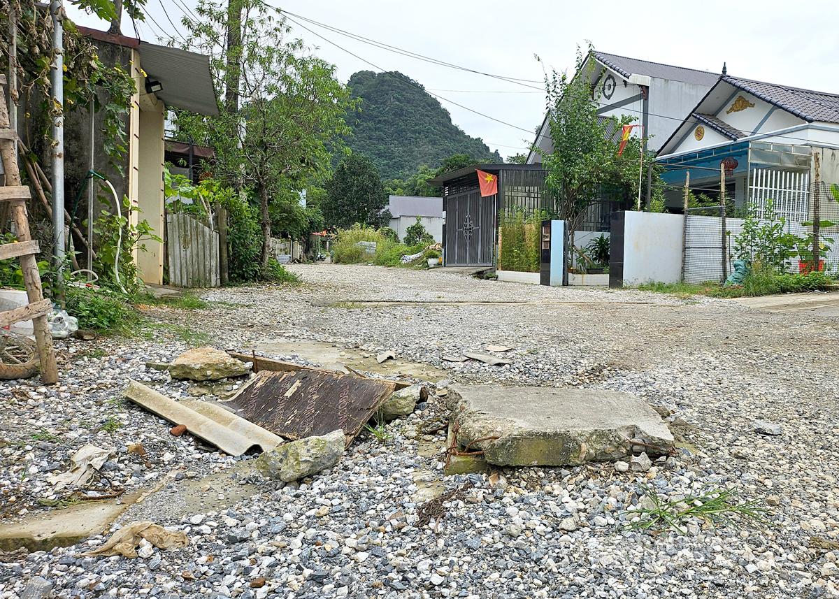 គម្រប Manhole ដែលលេចចេញពីផ្ទៃផ្លូវ បង្កគ្រោះថ្នាក់ដល់អ្នកថ្មើរជើង ជាពិសេសសិស្សានុសិស្ស និងអ្នកដែលធ្វើដំណើរនៅពេលយប់ នៅពេលខ្វះពន្លឺ។