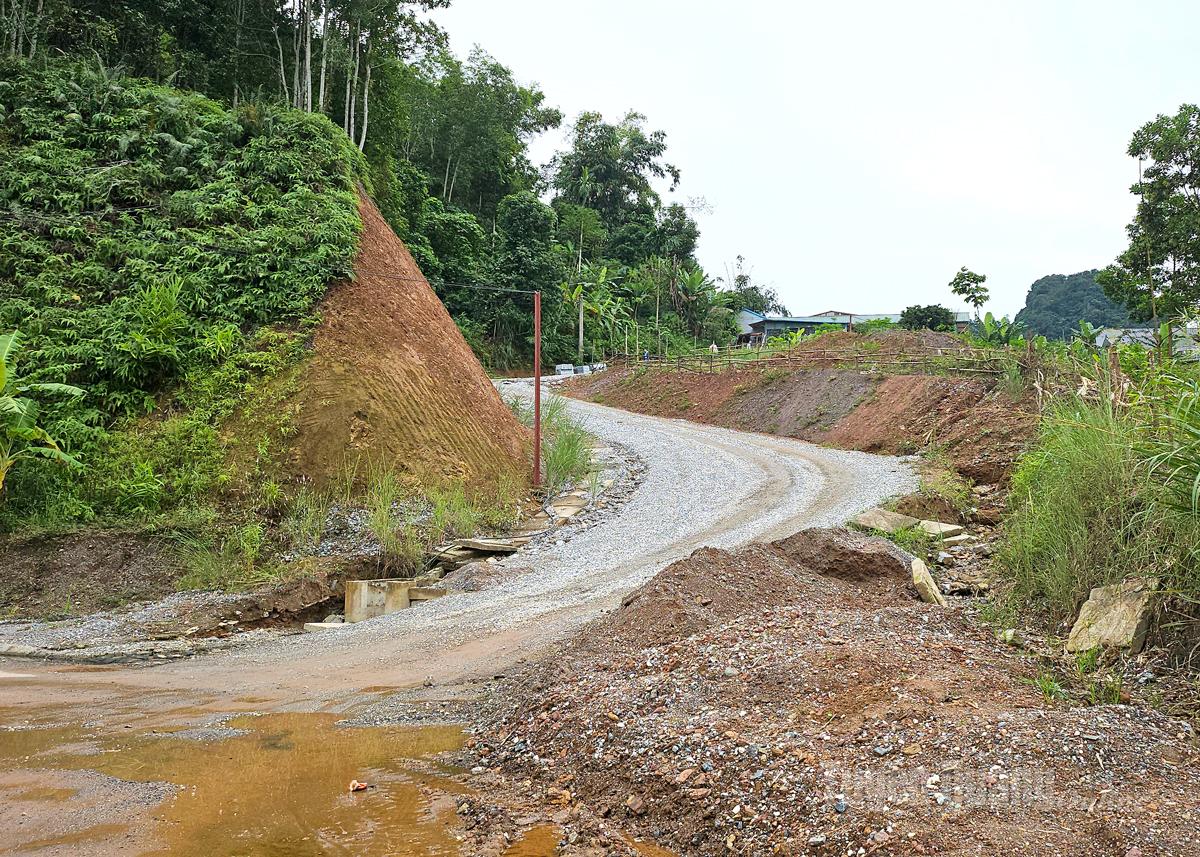 រហូត​មក​ដល់​ពេល​នេះ ផ្លូវ​នេះ​ត្រូវ​បាន​ក្រាល​ថ្ម​បន្តិច​បន្តួច​ប៉ុណ្ណោះ។