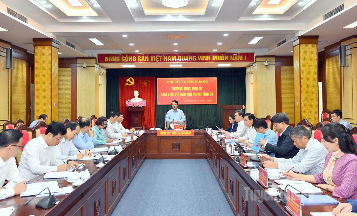 O secretário provincial do partido, Hau A Lenh, presidiu uma sessão de trabalho com o Comitê de Assuntos Internos do Comitê Provincial do Partido.