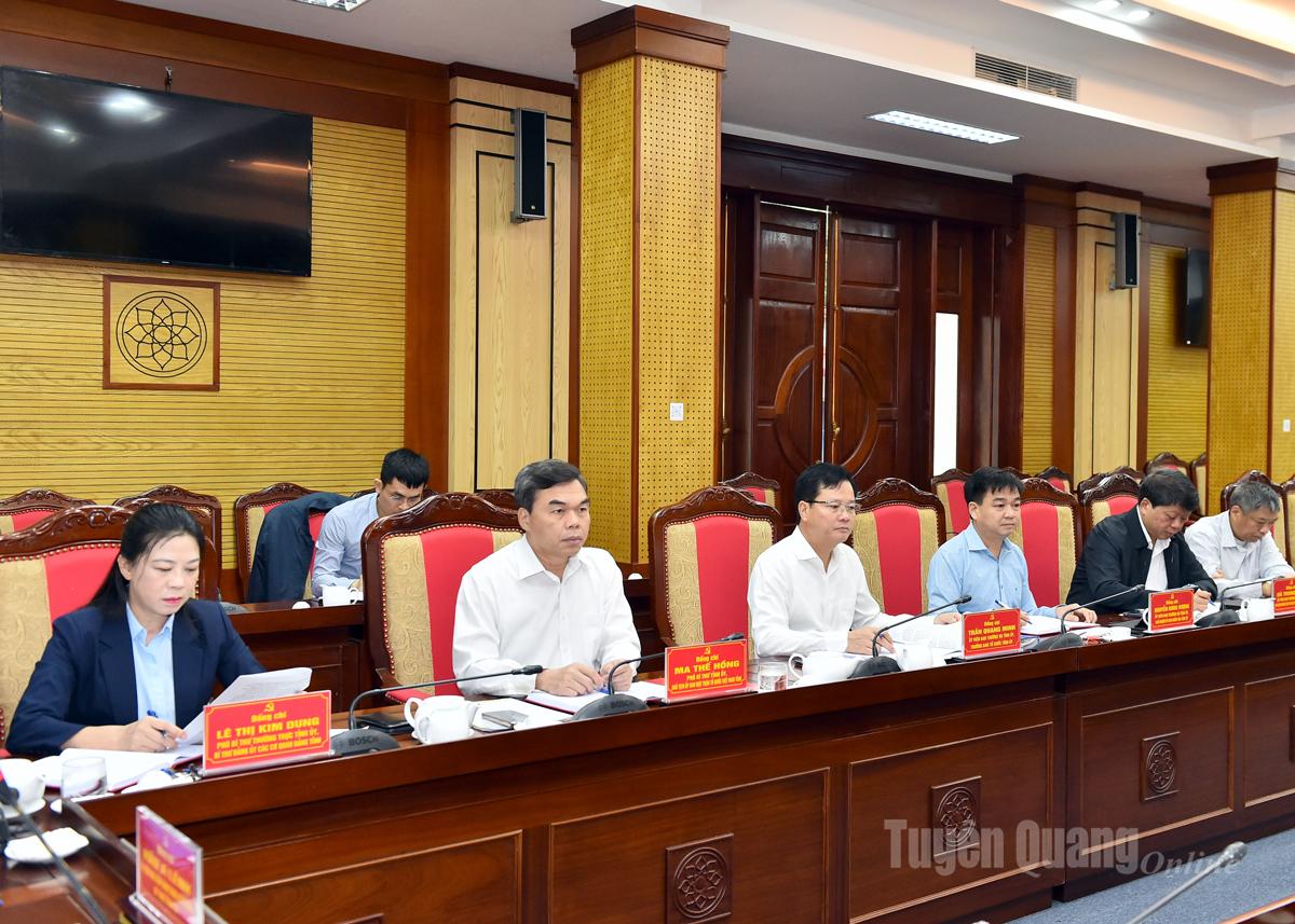 Membros efetivos do Comitê Provincial do Partido e membros do Comitê Provincial do Partido participaram da reunião.