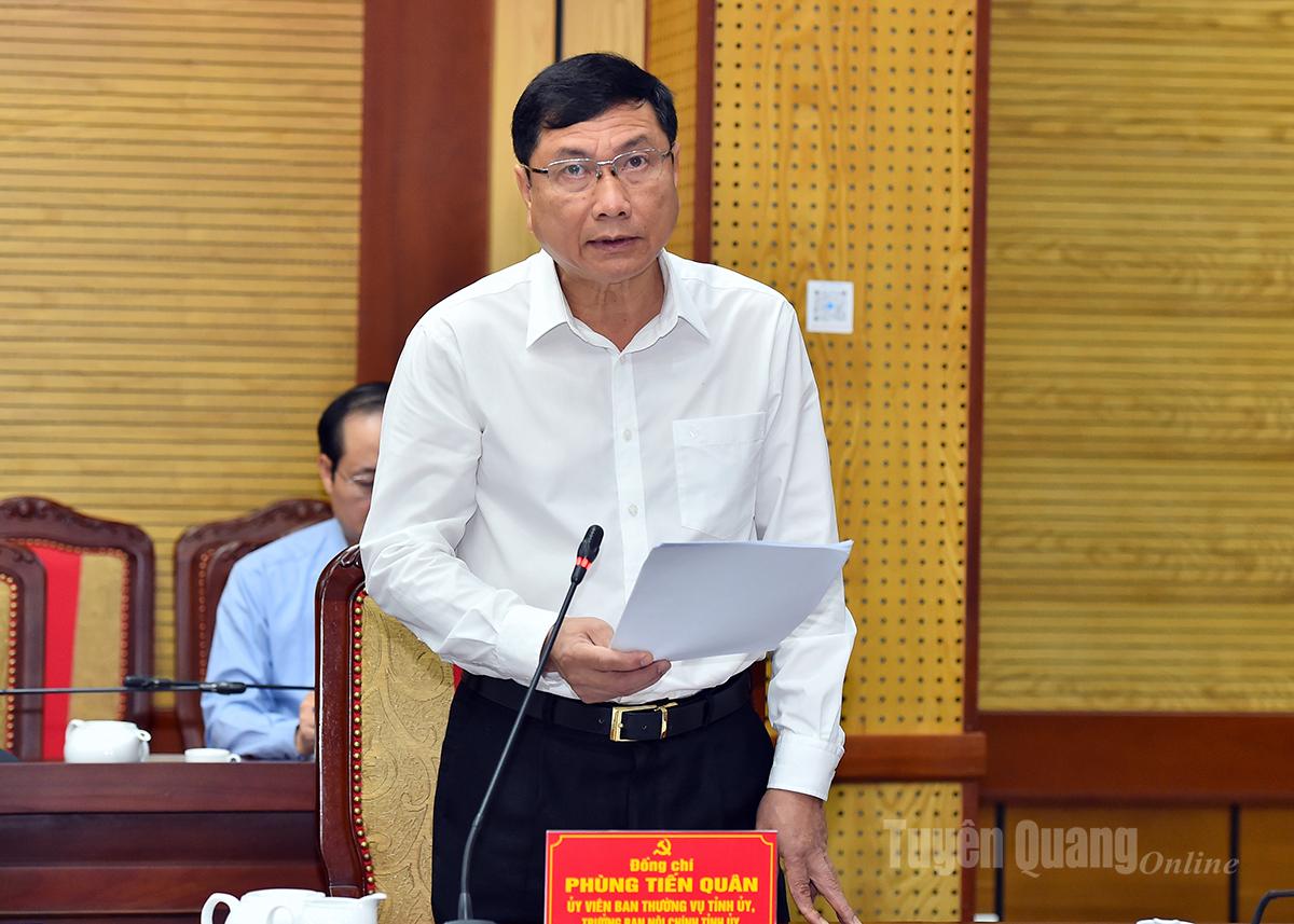 O camarada Phung Tien Quan, chefe do Comitê de Assuntos Internos do Comitê Provincial do Partido, apresentou seu relatório na reunião.