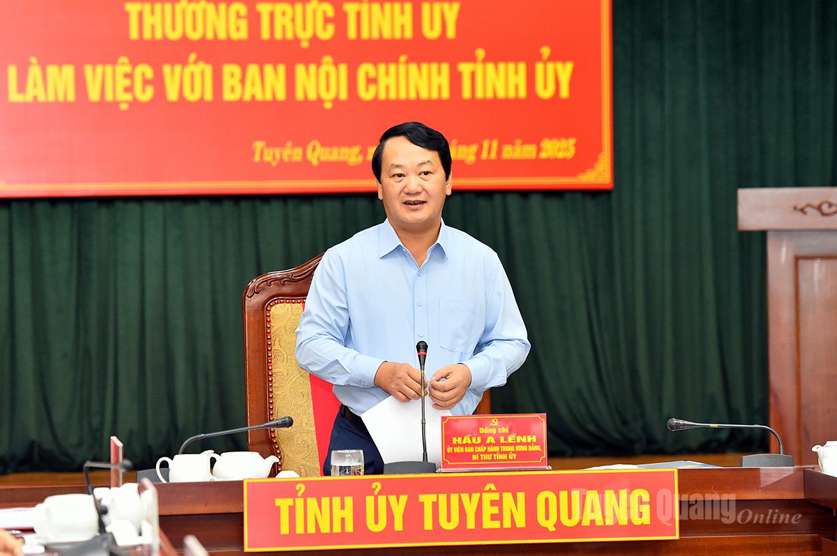 O secretário provincial do partido, Hau A Lenh, fez um discurso de encerramento na reunião.