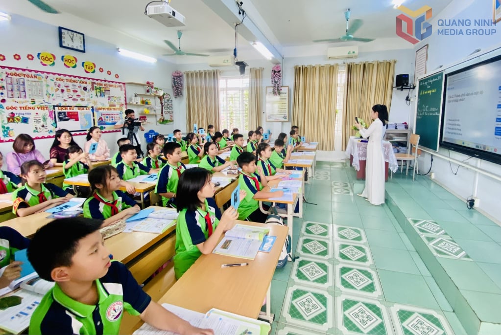 قام مجلس إدارة المدرسة والمعلمون بزيارة وملاحظة الصف الخامس في مدرسة تران هونغ داو الابتدائية.