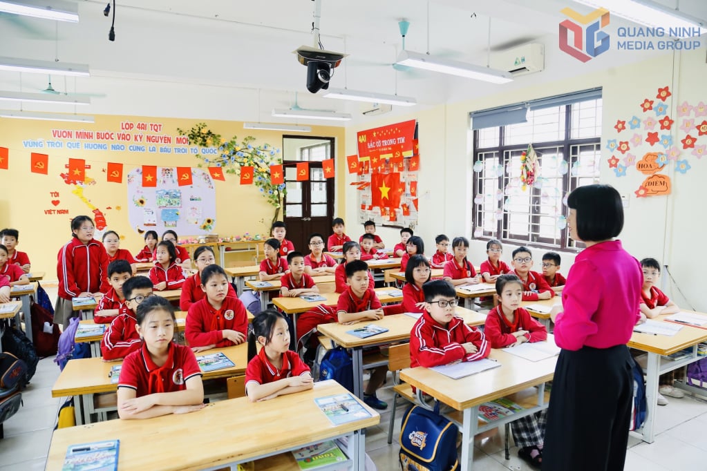 صف دراسي في الصف الرابع في مدرسة تران كووك توان الابتدائية.