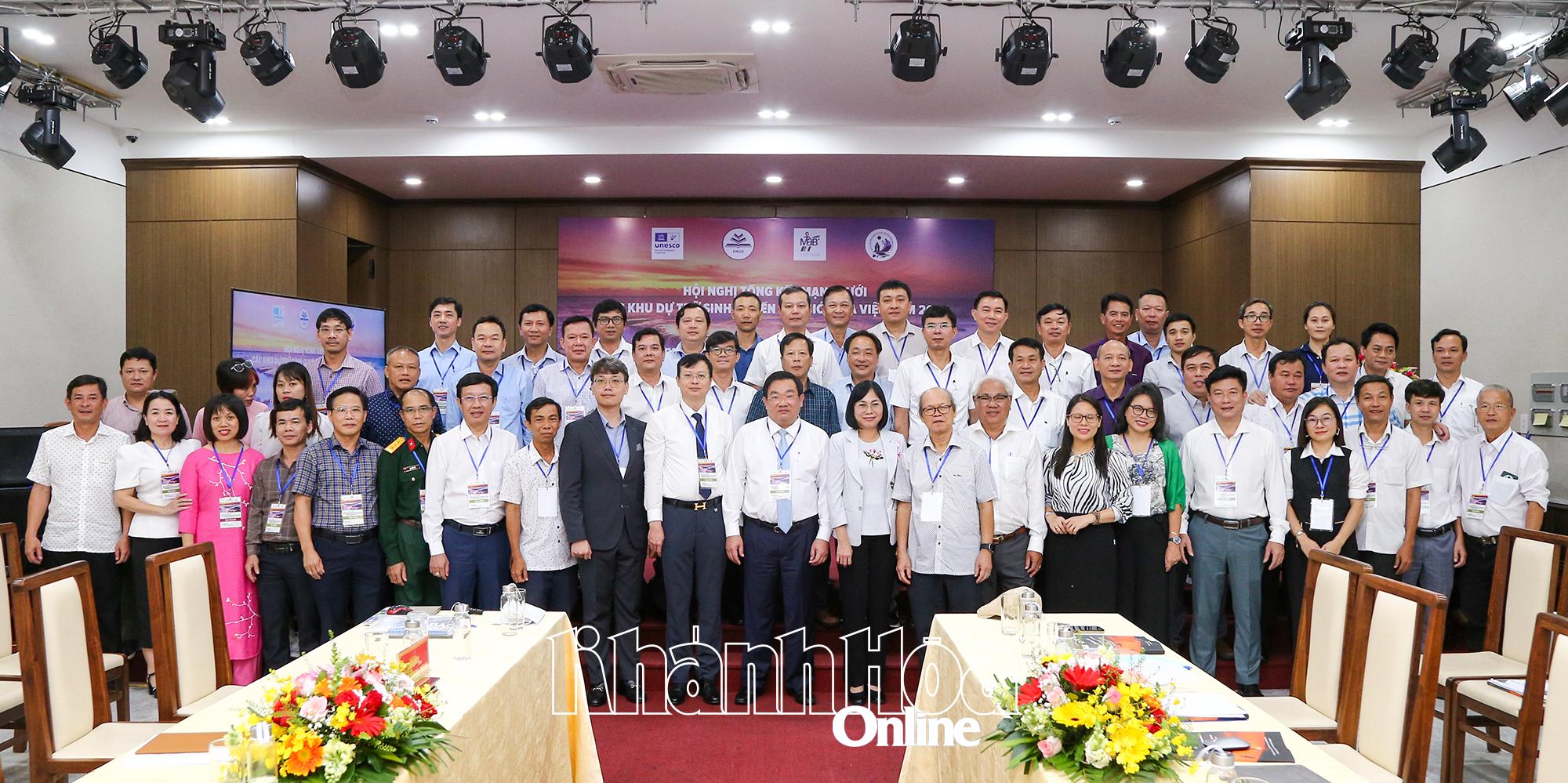 ผู้แทนการประชุมถ่ายภาพเป็นที่ระลึก