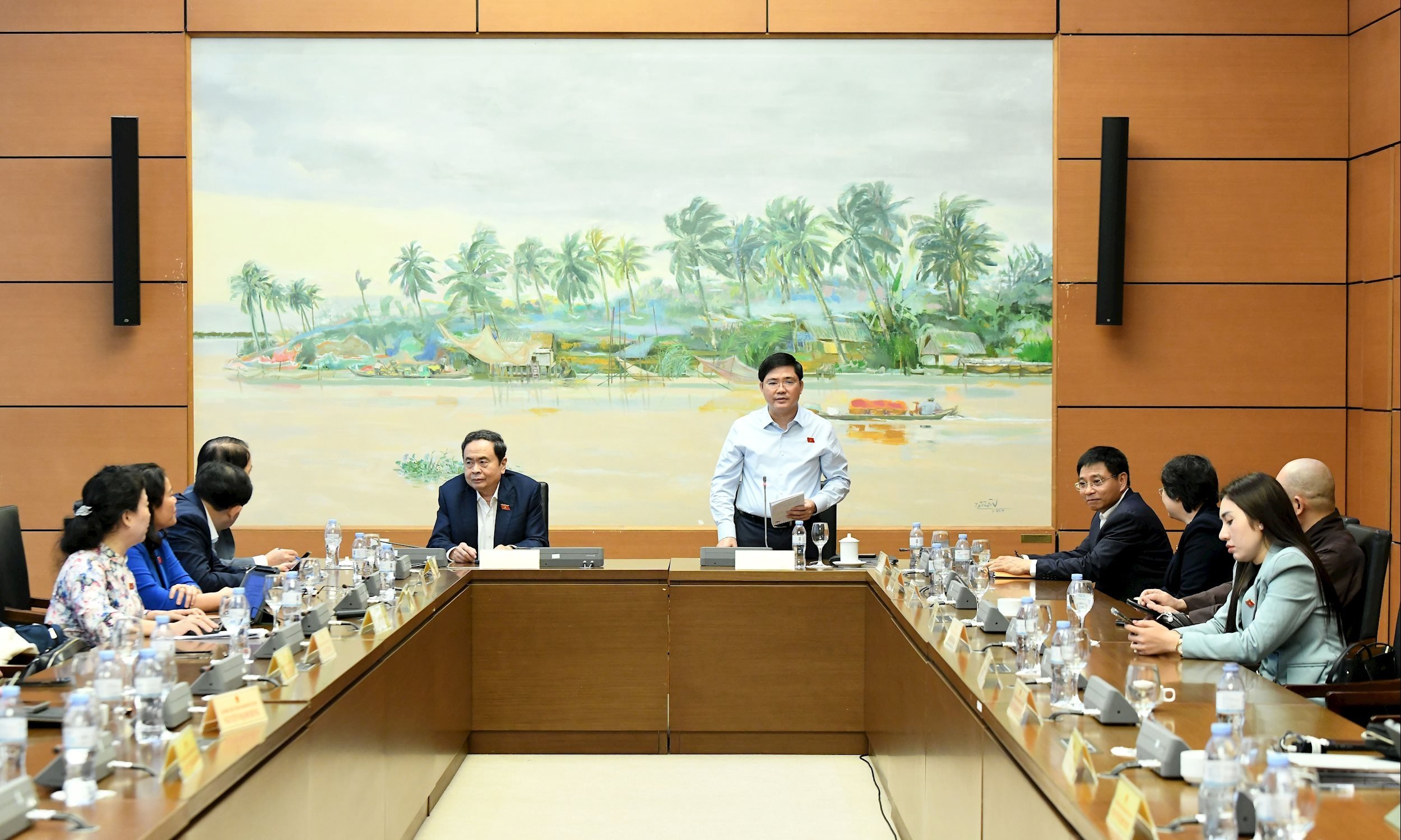 A csoportos megbeszélésen Nguyễn Tuan Anh, a Can Tho város nemzetgyűlési küldöttségének vezetője elnökölt.