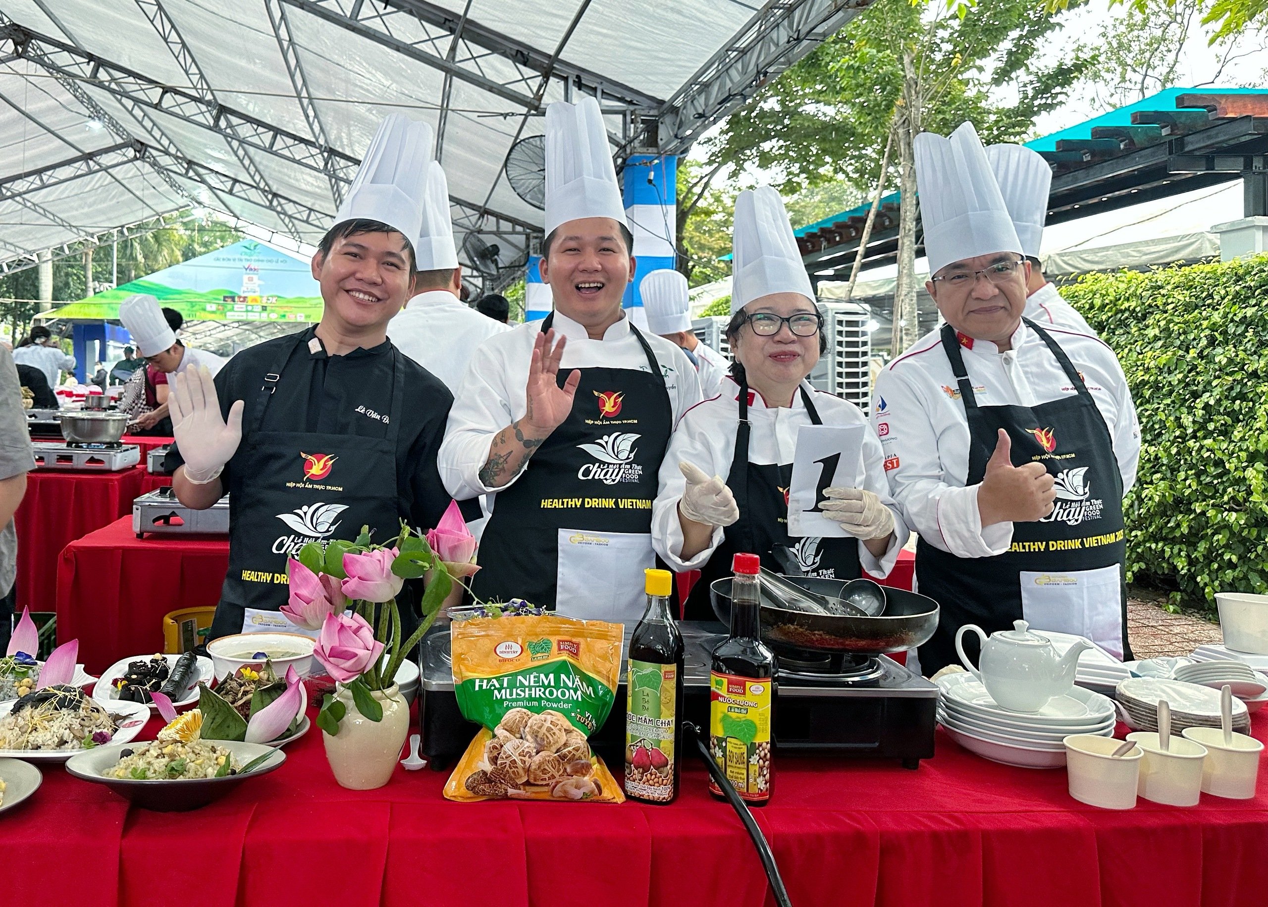 Kỷ lục Việt Nam: 200 món chay từ sen tại lễ hội ẩm thực chay ở TP.HCM - Ảnh 3.