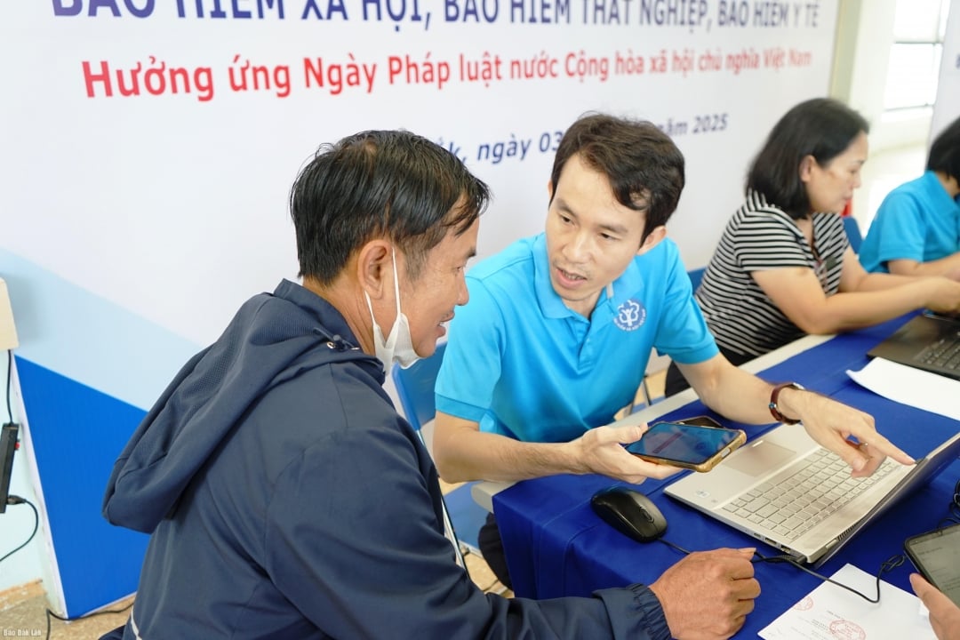 Die Mitarbeiter der provinziellen Sozialversicherungsbehörde weisen die Bürger in die Installation und Nutzung der VssID-Anwendung ein.