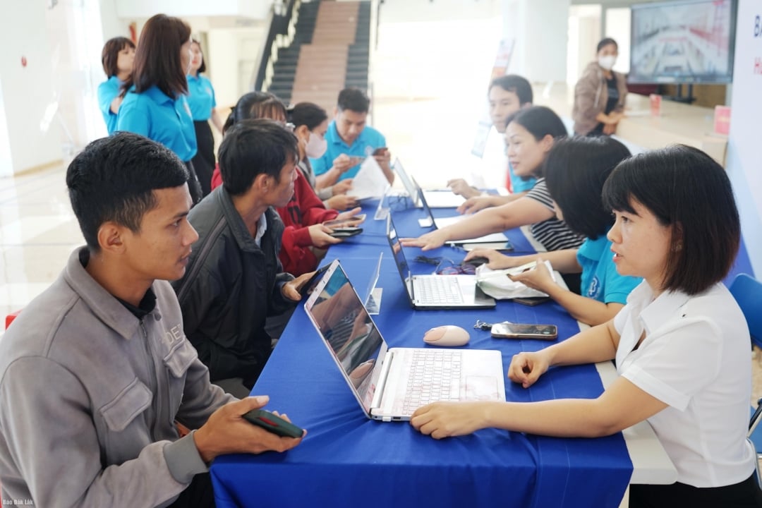 Viele Bürger und Arbeitnehmer werden zu Fragen der Sozialversicherung befragt und ihre Fragen beantwortet.