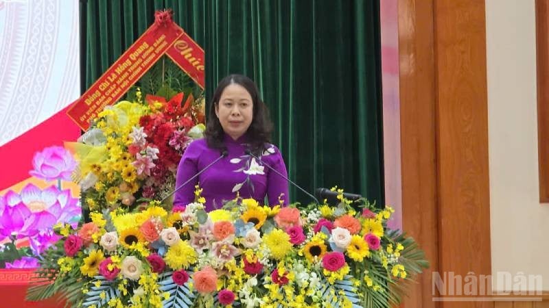 Visepresident Vo Thi Anh Xuan holdt en tale der han ledet kongressen.