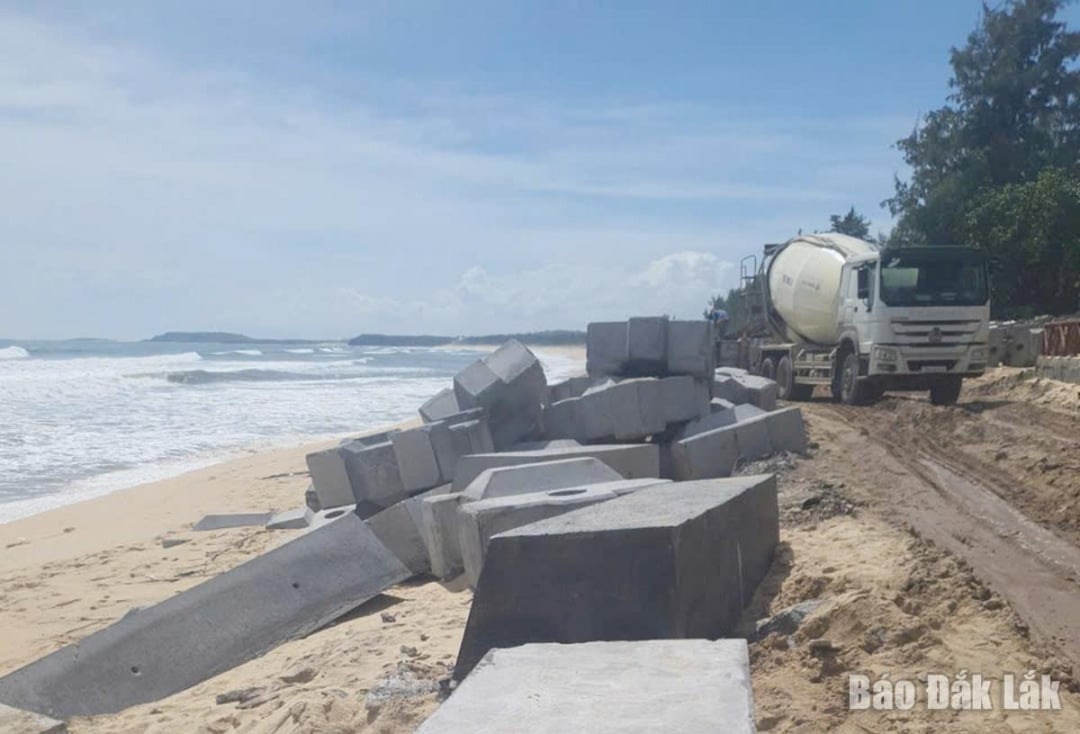 A equipe de construção posicionou os componentes do lado de fora do prédio para garantir a segurança da construção contra a tempestade nº 13.