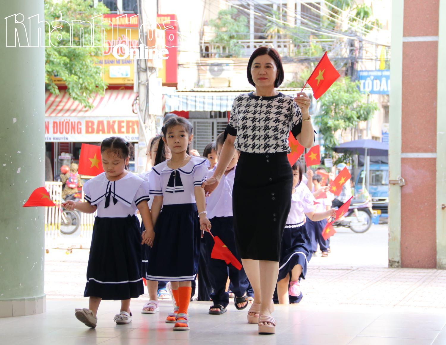 Cô và trò Trường Tiểu học Vĩnh Hải 2 (phường Bắc Nha Trang). 