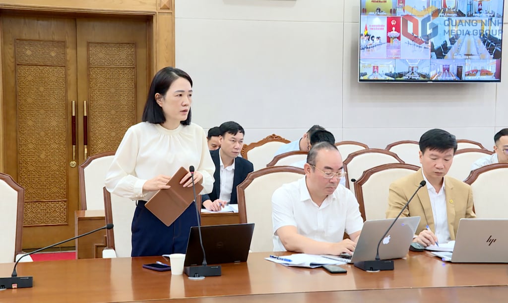 Руководители Департамента промышленности и торговли отчитываются на совещании