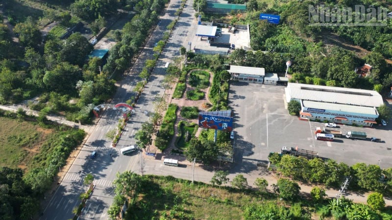 El Centro de Inspección de Vehículos Motorizados Son La (código 2601D), ubicado en la aldea de Noong La, barrio de Chieng Sinh, comenzó a operar en 2016, pero aún no ha completado el procedimiento de conexión a la Carretera Nacional 6.