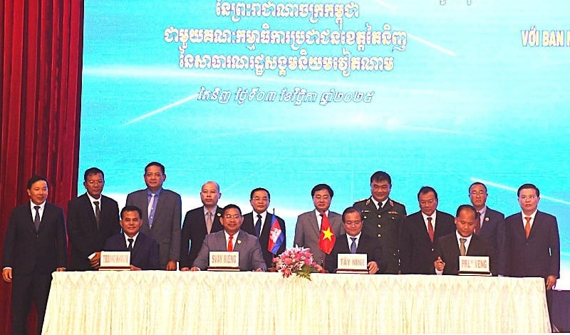 Slavnostního podpisu dohody o hraničním obchodu se zúčastnili vedoucí představitelé provincie Tay Ninh a provincií Svayrieng, Prayveng a TboungKhmum.