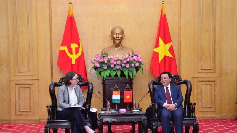 Nguyễn Xuan Thang elvtárs, a Politikai Bizottság tagja, a Ho Si Minh-vidéki Nemzeti Politikai Akadémia igazgatója, a Központi Elméleti Tanács elnöke fogadta Deirdre Ní Fhallúint, az Ír Köztársaság vietnami rendkívüli és meghatalmazott nagykövetét. (Fotó: Pham Cuong)