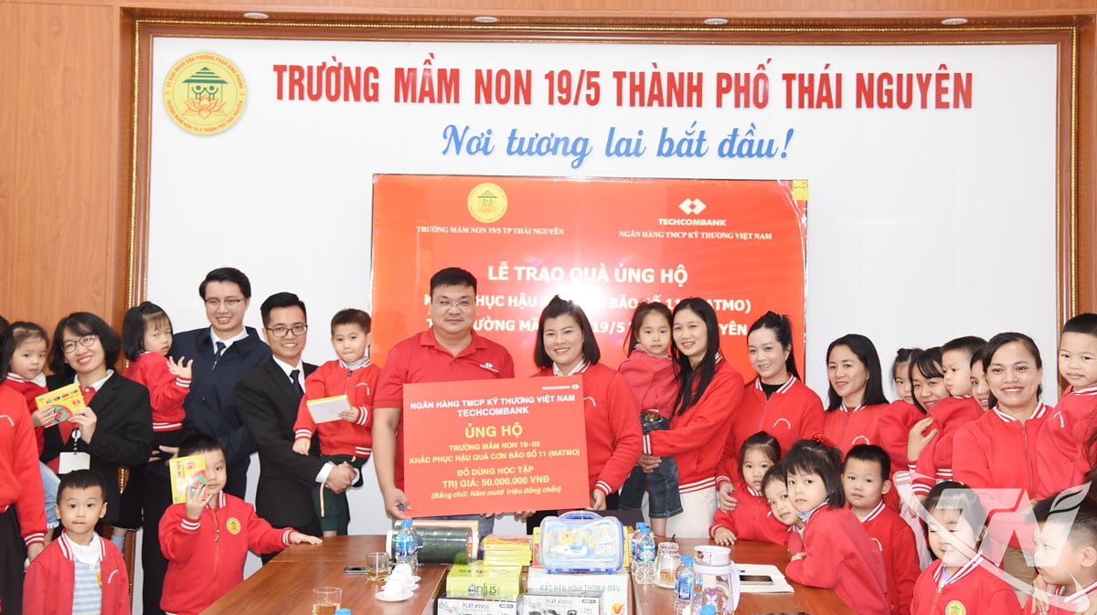 Um representante do Banco Conjunto de Ações Tecnológicas e Comerciais do Vietnã apresentou uma proposta de apoio ao Jardim de Infância 19 de Maio.