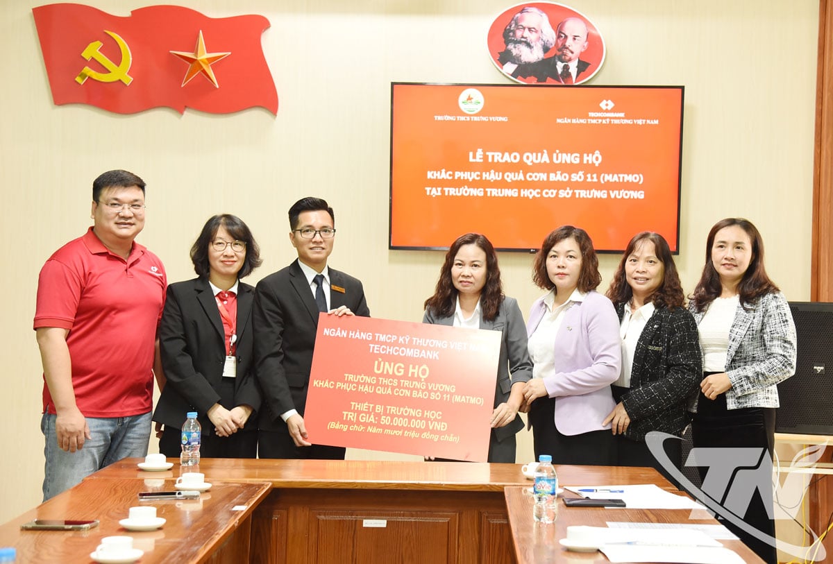 A delegação apresentou seu apoio à Escola Secundária Trung Vuong.