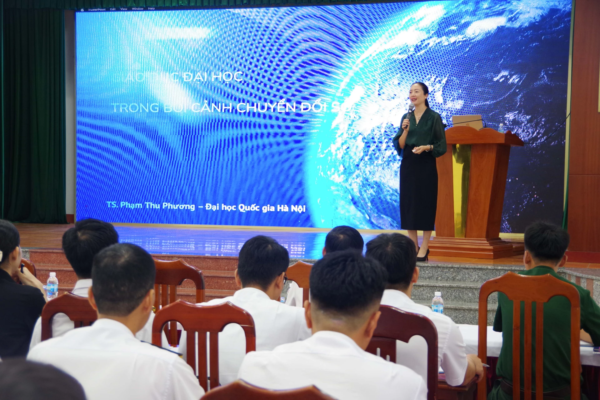 Memperkenalkan topik latihan kepada pelatih.