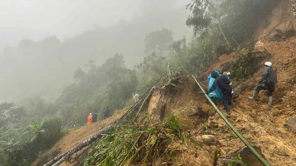 Road DT 606 from Tay Giang commune to Hung Son border commune suffered serious landslides.