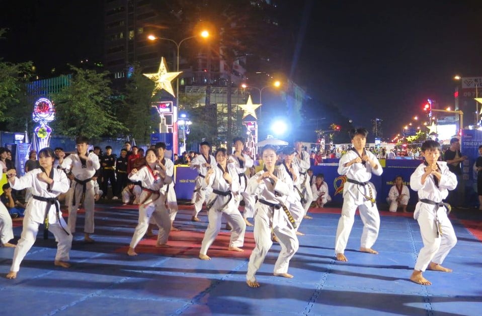 Doanh thu du lịch TP. Hồ Chí Minh tăng 22% nhờ sức nóng sự kiện tháng 10/2025 - Ảnh 2.