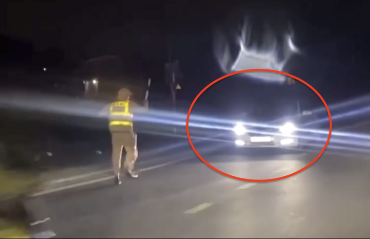 Bestuurder C. reed achteruit om de verkeerspolitie te ontwijken.