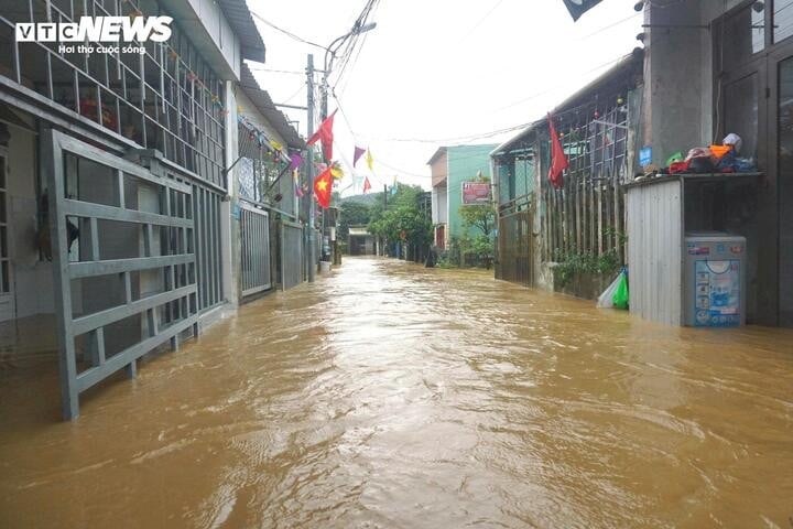 Anhaltende starke Regenfälle verursachten schwere Überschwemmungen in Wohngebieten der Me Suot Straße im Stadtteil Hoa Khanh in Da Nang.