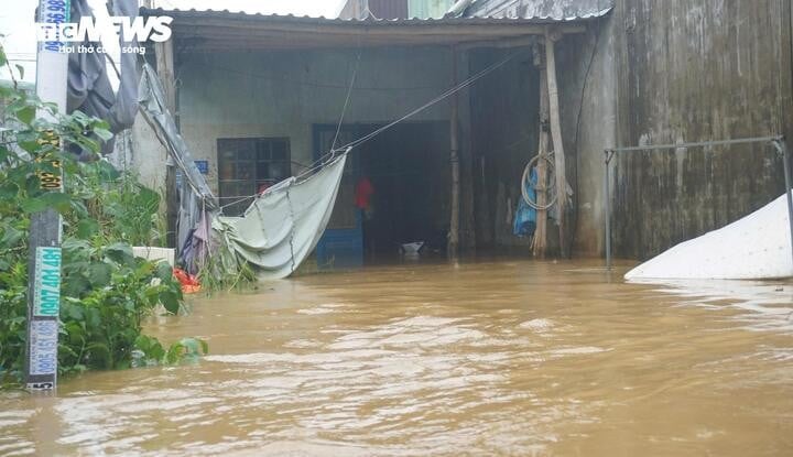 Nach Angaben von Anwohnern ergießt sich seit heute Morgen (3. November) starker Regen, vermischt mit schlammigem Hochwasser, von den Bergen in die Wohngebiete.
