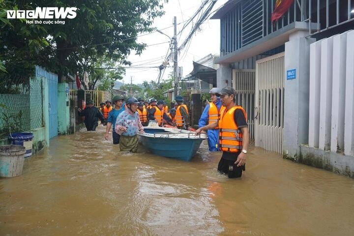 Die Polizeikräfte des Bezirks Hoa Khanh, das Militärkommando des Bezirks und das 971. Infanterieregiment des Militärkommandos der Stadt Da Nang wateten in das am stärksten überflutete Gebiet, um die Menschen außerhalb der Stadt zu evakuieren.