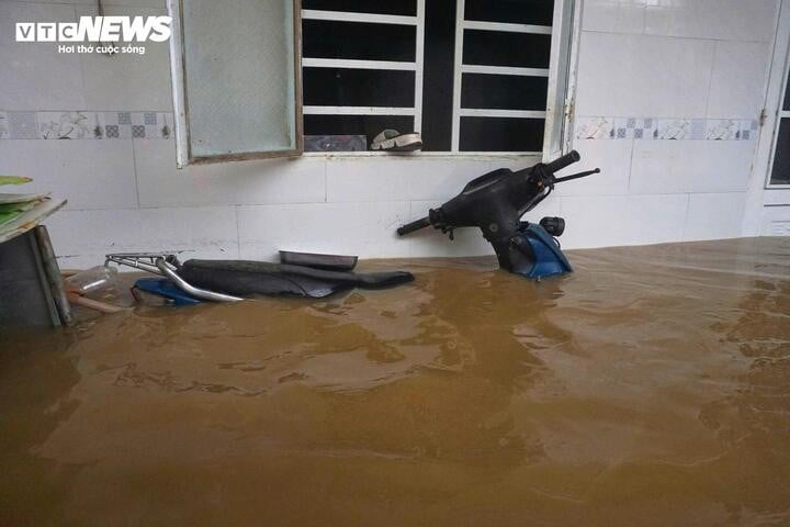 Viele Häuser in der Me Suot Straße standen einen Meter tief unter Wasser, Fahrzeuge waren im Wasser versunken.