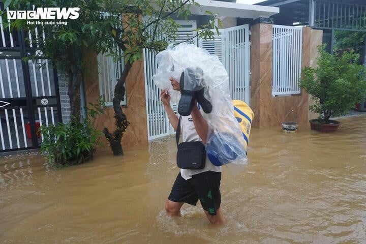 Angesichts des hohen und reißenden Wassers packten die Menschen ihre Sachen und evakuierten.