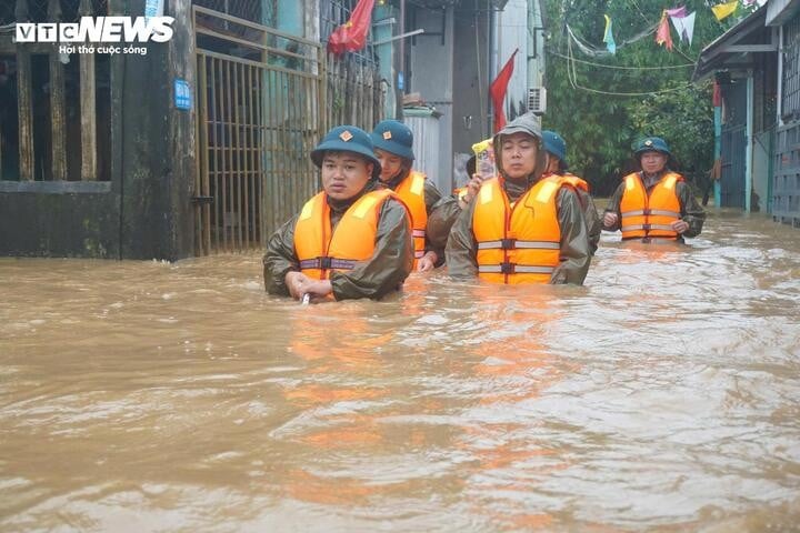 Die Behörden wateten durch die Fluten, um in die stark überfluteten Gebiete zu gelangen und die Menschen zu evakuieren.