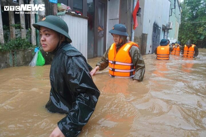 Die Behörden benutzten Seile als Haltegriff, um tiefer in das Wohngebiet vorzudringen.