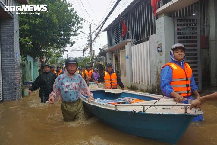 Boote sollen in die überfluteten Gebiete gebracht werden, um den Menschen bei der Evakuierung und dem Transport von Habseligkeiten zu helfen.