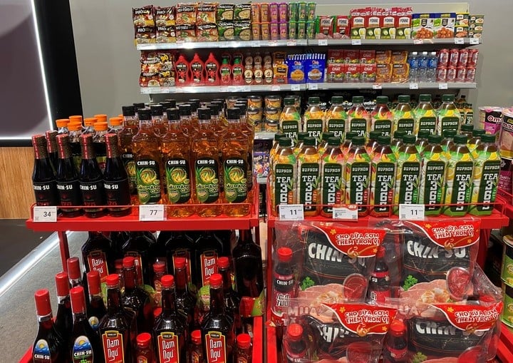 मछली सॉस, सोया सॉस और इंस्टेंट नूडल बनाने वाली बड़ी कंपनी को अपनी वितरण प्रणाली में बदलाव लाने में चुनौतियों का सामना करना पड़ रहा है। (फोटो: दाई वियत)