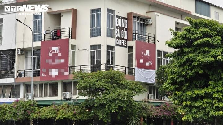 कई विज्ञापन संकेत और रियल एस्टेट लेनदेन कार्यालय, बाक निन्ह के तिएन डू कम्यून में थोक बाजार में लोगों को आमंत्रित करते हैं।