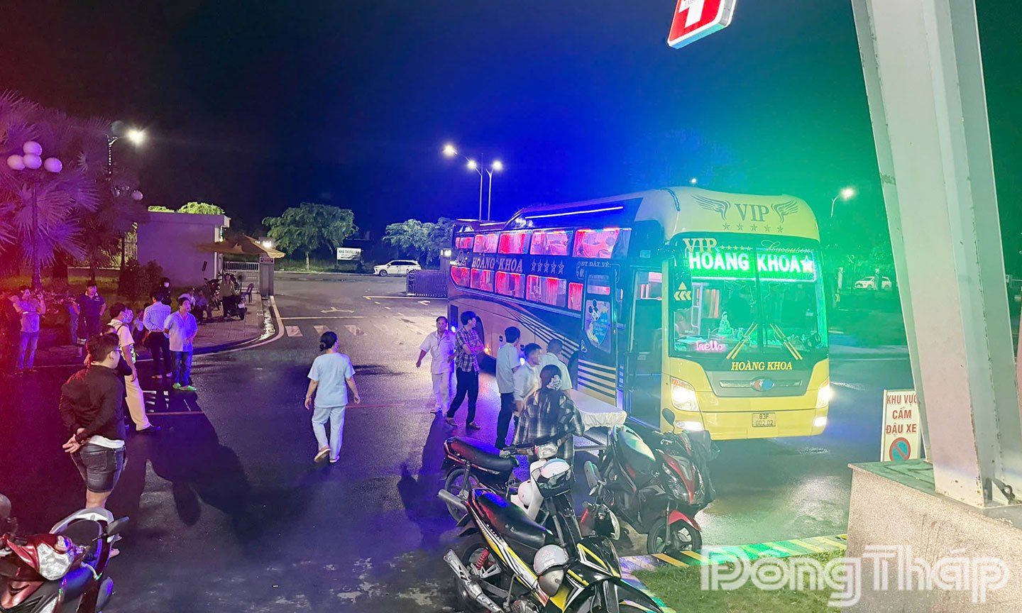 La policía de tránsito ayudó a que el parto se produjera de forma segura en el autobús.jpg