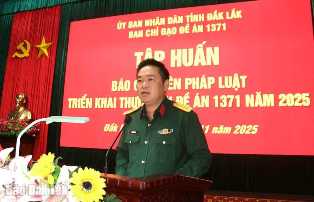 O Coronel Dinh Van Hung, Comissário Político do Comando Militar Provincial, fez um discurso na abertura da sessão de treinamento.