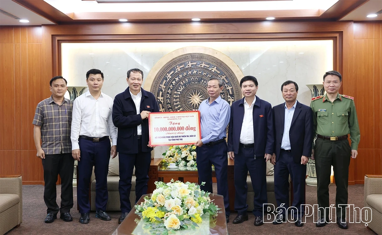 Wilayah Dong Nai menyokong 12 bilion VND untuk wilayah Phu Tho untuk mengatasi akibat bencana alam.