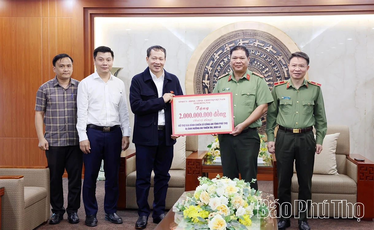 Wilayah Dong Nai menyokong 12 bilion VND untuk wilayah Phu Tho untuk mengatasi akibat bencana alam.