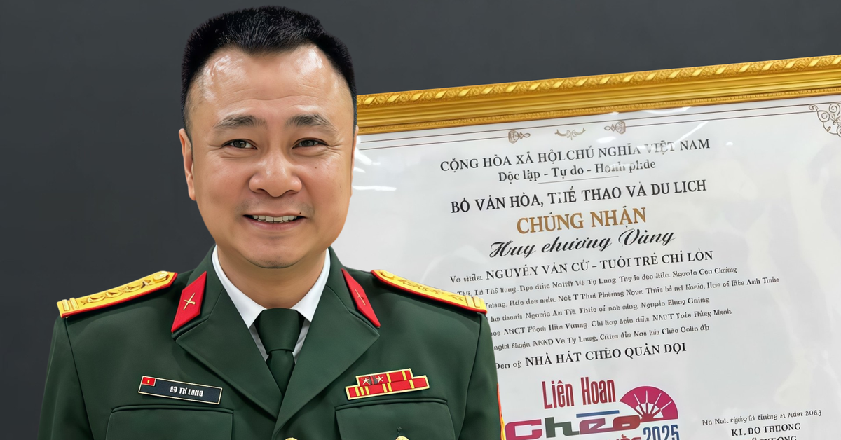 Tự Long khoe huy chương vàng cho vở diễn 'để đời'