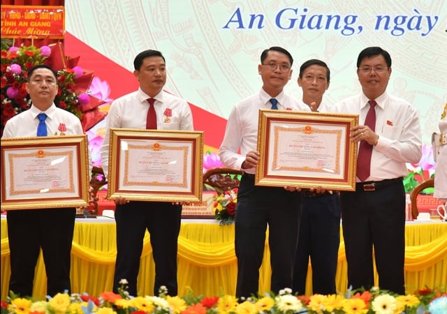 - Foto 2.  - Ảnh 2.