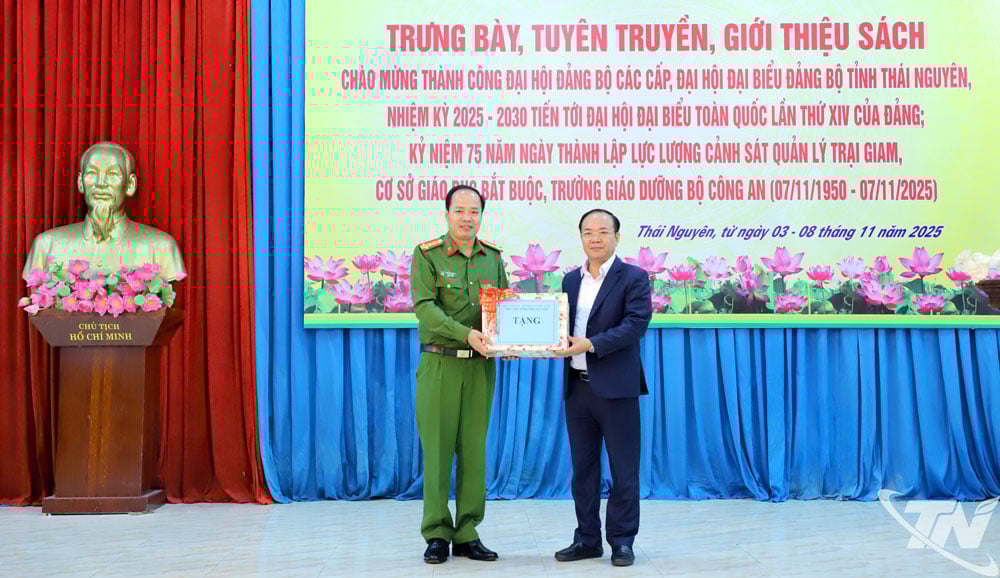 ថ្នាក់ដឹកនាំមន្ទីរវប្បធម៌ កីឡា និងទេសចរណ៍បានប្រគល់សៀវភៅដល់បណ្ណាល័យអ្នកទោសនៃពន្ធនាគារ Phu Son ៤។