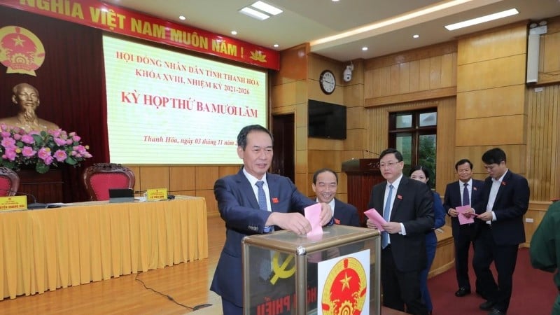 Delegater från Thanh Hoas 18:e provinsiella folkråd genomför valet.