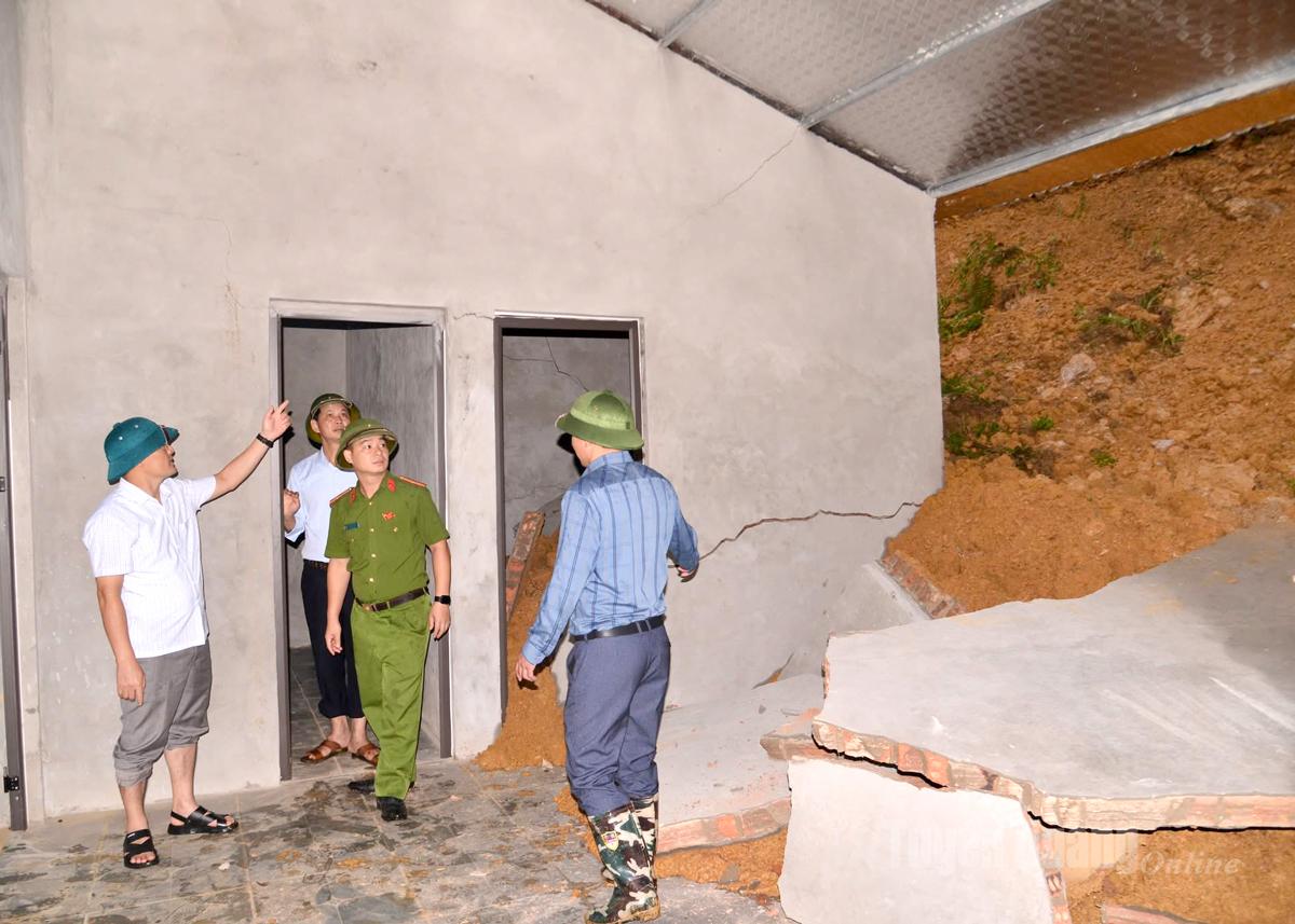 បាក់ដីផ្ទះរងការខូចខាតនៅភូមិតាលីន ឃុំហុងឡូយ។