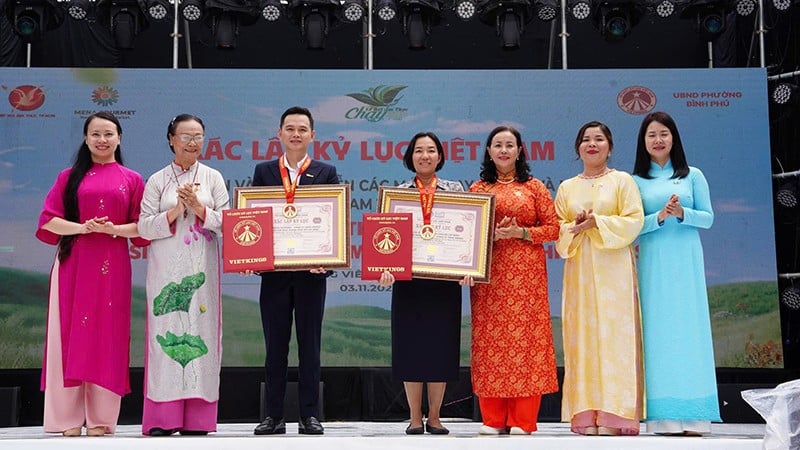 উৎসবে পদ্ম থেকে তৈরি ২০০টি নিরামিষ খাবারের জন্য ভিয়েতনাম রেকর্ড পুরষ্কার (ছবি: আয়োজক কমিটি)