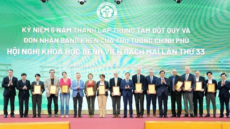 Trao tặng giấy khen của Giám đốc Bệnh viện Bạch Mai cho chuyên gia quốc tế có nhiều đóng góp cho sự phát triển của bệnh viện trong thời gian qua.