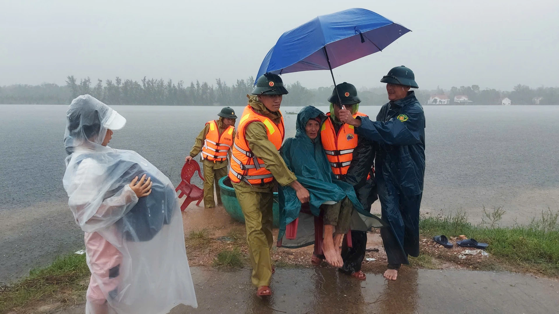 Straż Graniczna w porcie Gianh ewakuowała zalane gospodarstwo domowe w okręgu Bac Gianh - Zdjęcie: H.N.