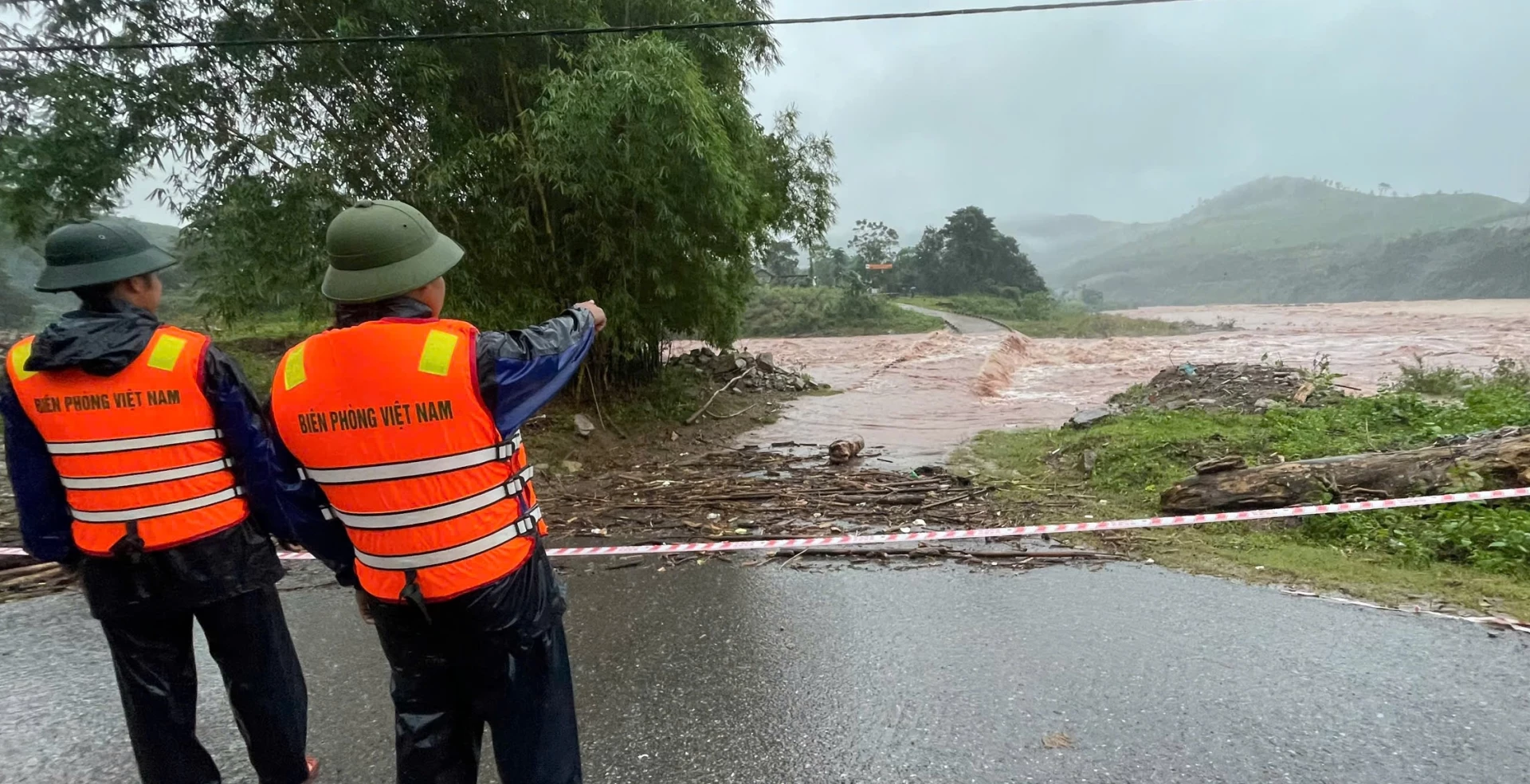 Οι συνοριοφύλακες μπλοκάρουν τους πλημμυρισμένους αγωγούς στην κοινότητα La Lay